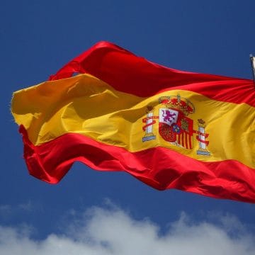 Hiszpania zdejmuje ograniczenia! Dotyczą jazdy w niedziele i święta