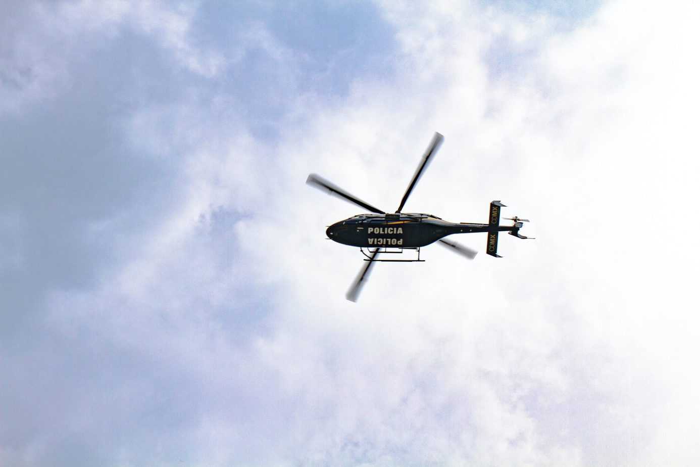 Policja walczy z telefonami za kierownicą – do akcji wkroczyły helikoptery i drony