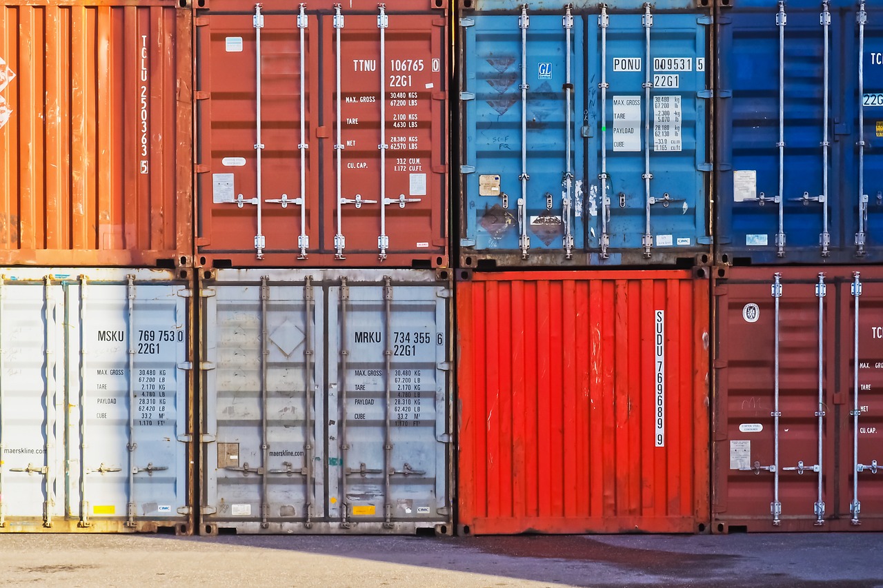 Jak zamówić transport małego kontenera z portu?