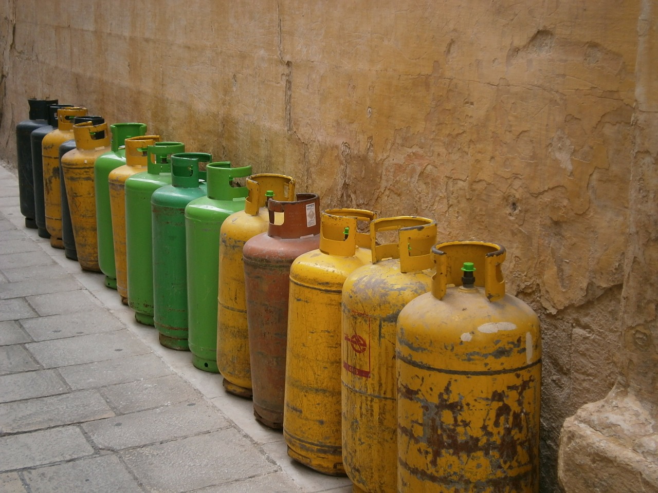 Jak bezpiecznie przewozić butle z gazem? Przepisy i praktyka