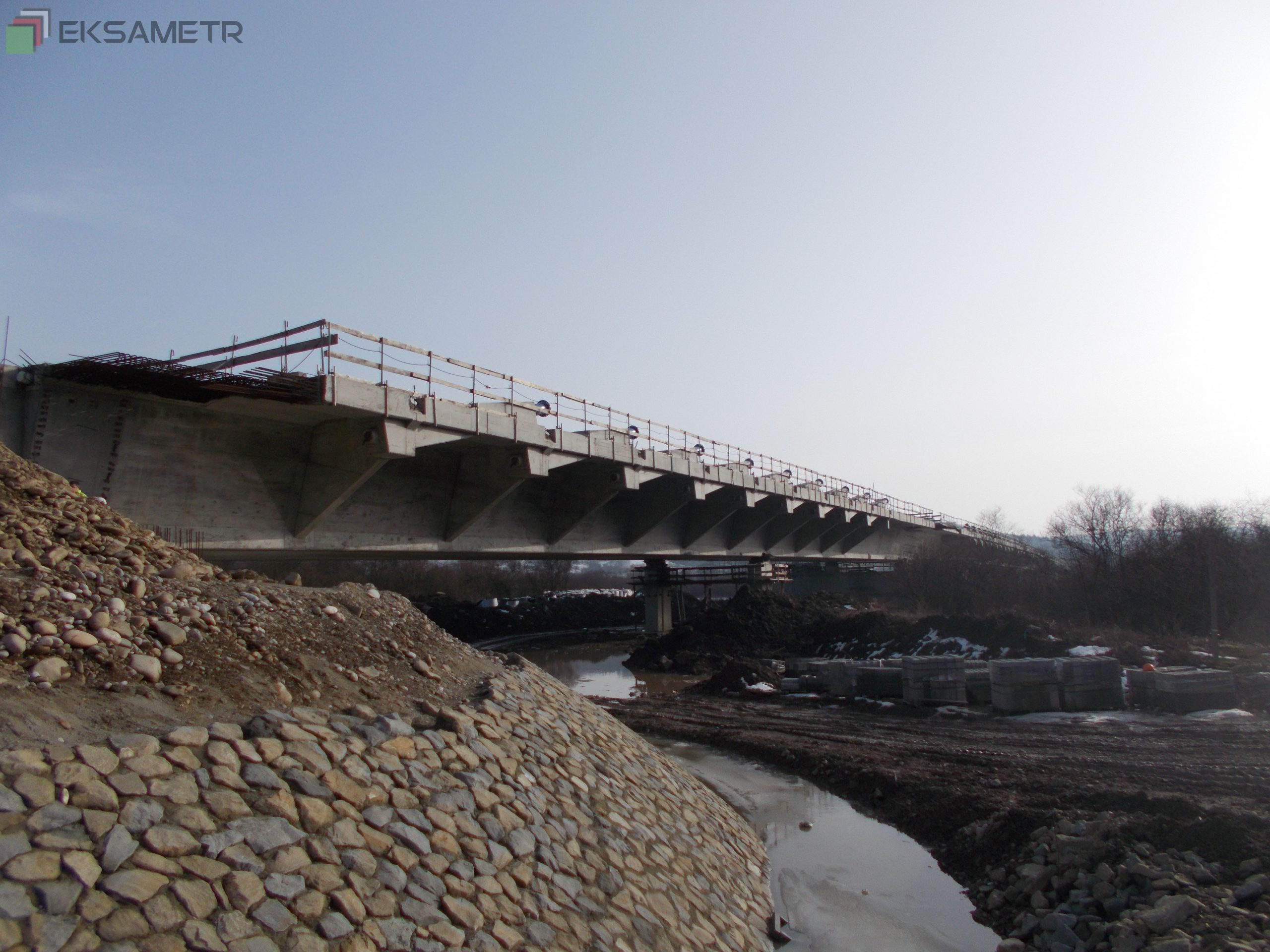 Kurowo. Budowany most oficjalnie połączył brzegi Dunajca