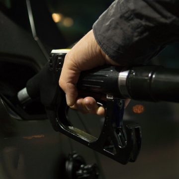 Ceny paliw na polskich stacjach pokonują kolejne granice. Zapłacimy nawet 6 złotych za litr
